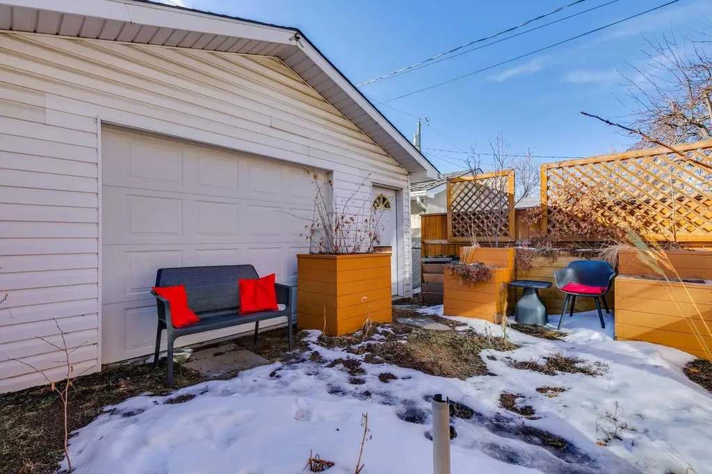 1013 19 Avenue SE Calgary AB T2G 1M1