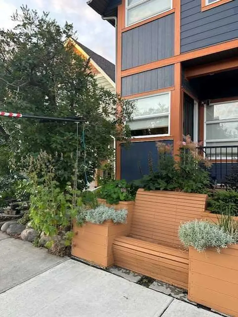 1013 19 Avenue SE Calgary AB T2G 1M1