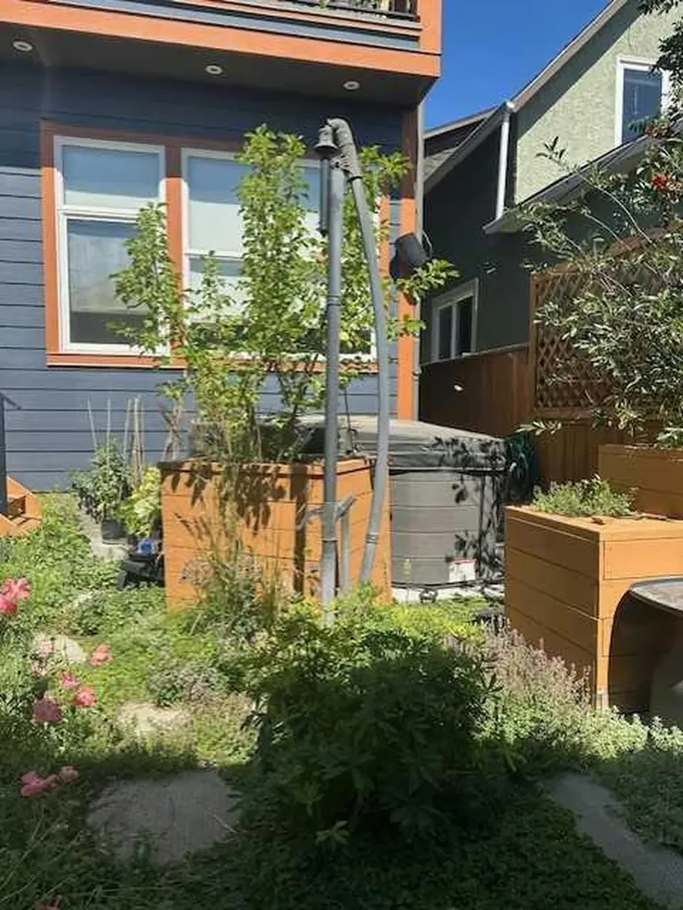 1013 19 Avenue SE Calgary AB T2G 1M1