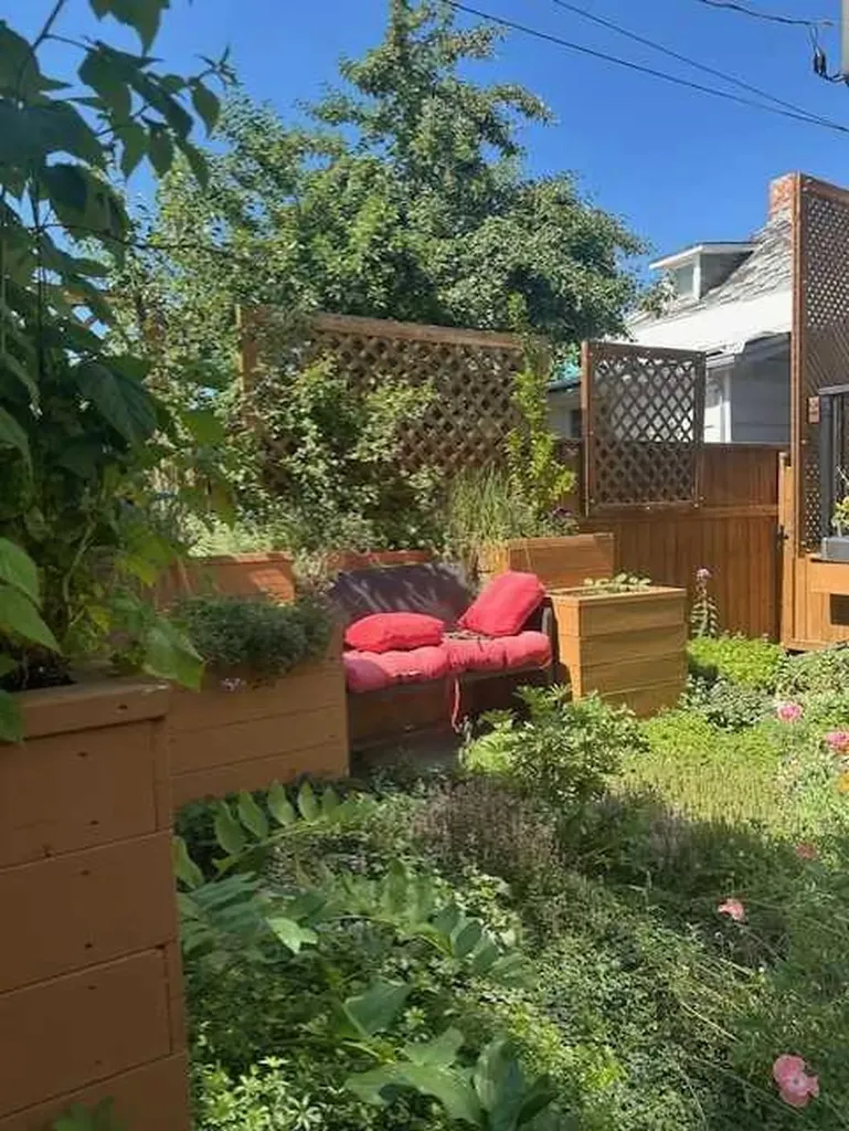1013 19 Avenue SE Calgary AB T2G 1M1