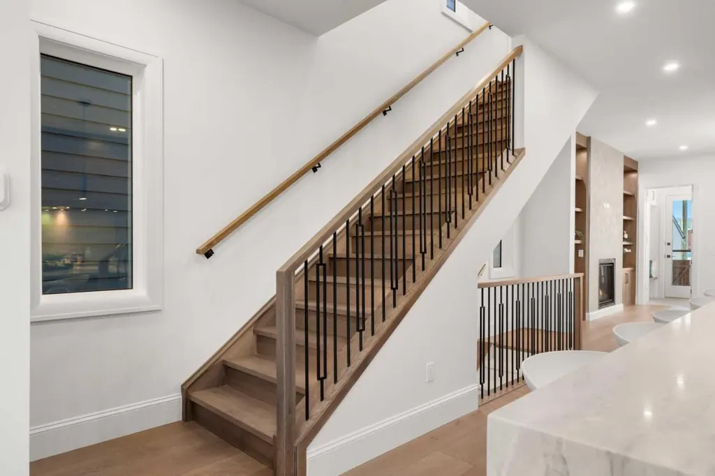 2002 44 Avenue SW Calgary AB T2T 1N8