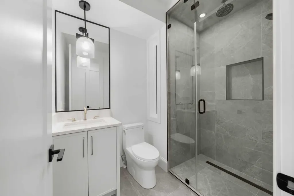 2002 44 Avenue SW Calgary AB T2T 1N8