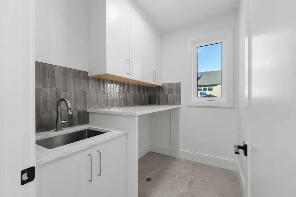 2002 44 Avenue SW Calgary AB T2T 1N8
