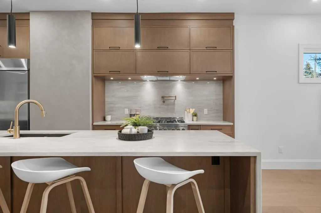 2002 44 Avenue SW Calgary AB T2T 1N8