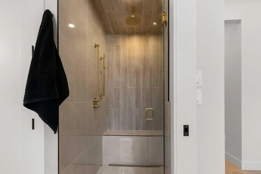 1425 44 Street SW Calgary AB T3C2A7