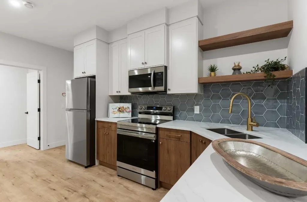 1425 44 Street SW Calgary AB T3C2A7