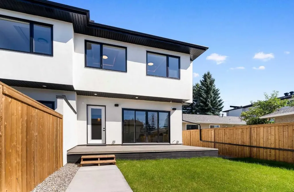 1425 44 Street SW Calgary AB T3C2A7