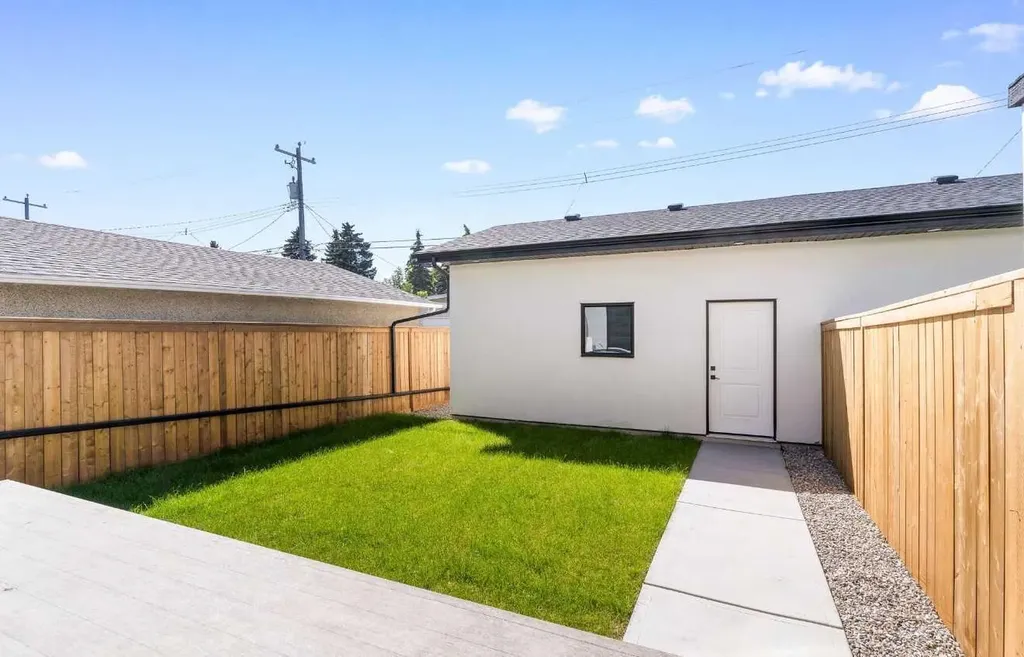 1425 44 Street SW Calgary AB T3C2A7