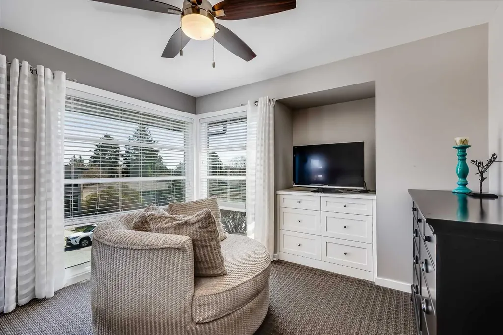 2729 Cochrane Road NW Calgary AB T2M 4J1