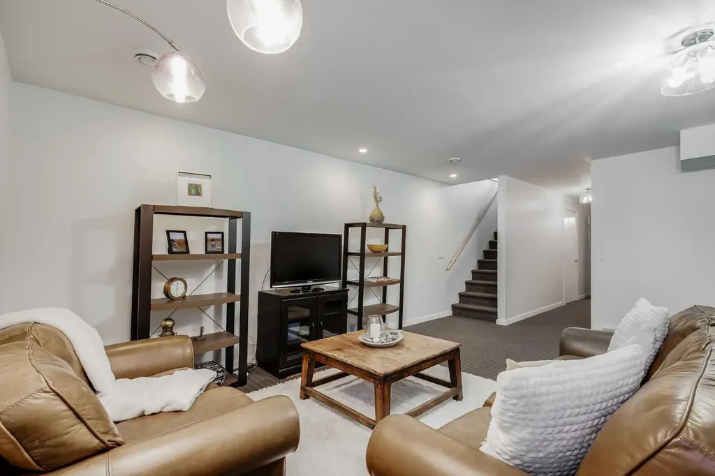 2729 Cochrane Road NW Calgary AB T2M 4J1