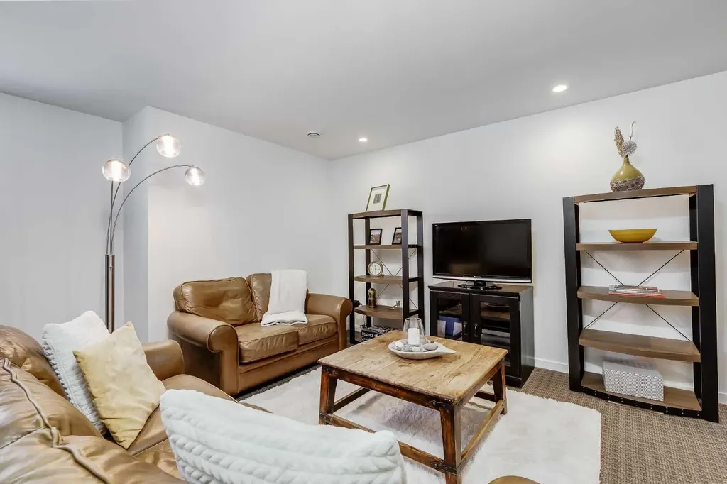 2729 Cochrane Road NW Calgary AB T2M 4J1