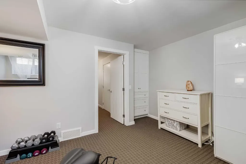 2729 Cochrane Road NW Calgary AB T2M 4J1