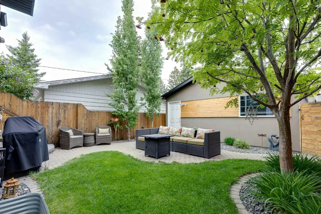 2729 Cochrane Road NW Calgary AB T2M 4J1