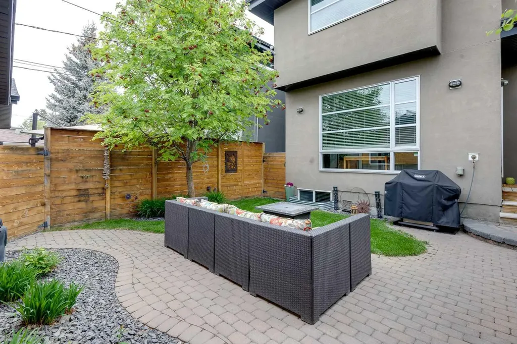 2729 Cochrane Road NW Calgary AB T2M 4J1