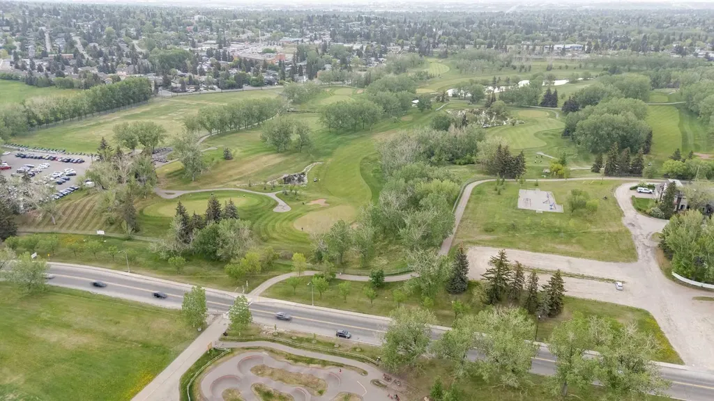2729 Cochrane Road NW Calgary AB T2M 4J1