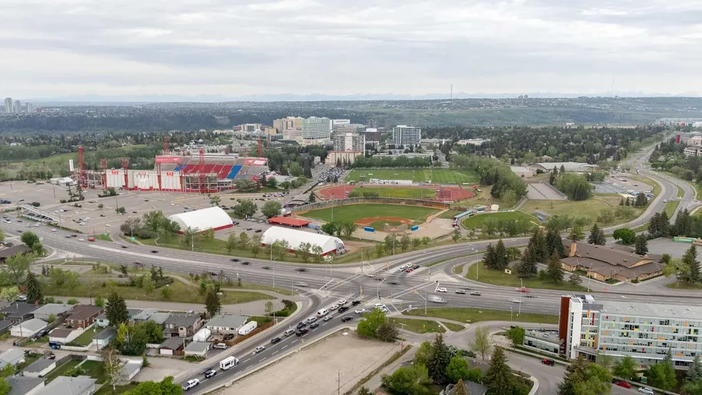 2729 Cochrane Road NW Calgary AB T2M 4J1