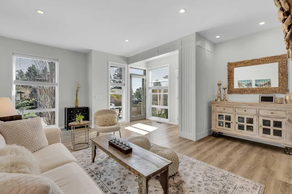 2729 Cochrane Road NW Calgary AB T2M 4J1