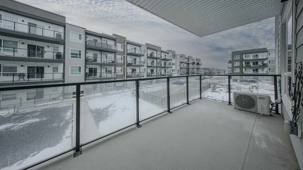 33 Carringham Gate NW Calgary AB T3P 2H6