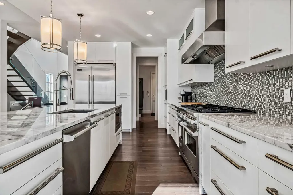405 29 Avenue NE Calgary AB T2E 2C5