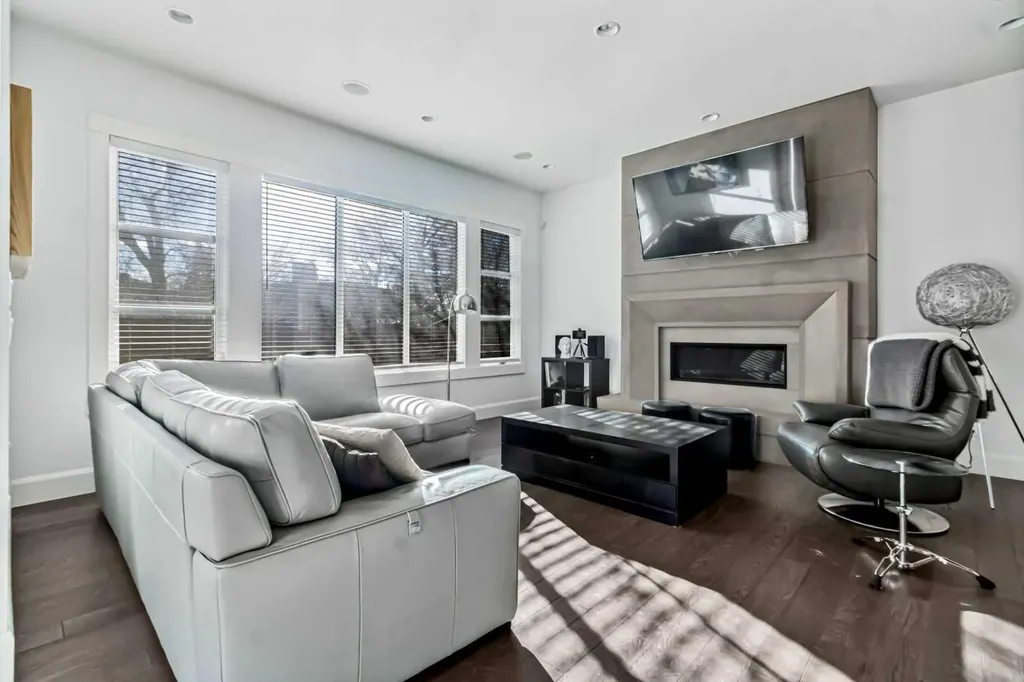 405 29 Avenue NE Calgary AB T2E 2C5
