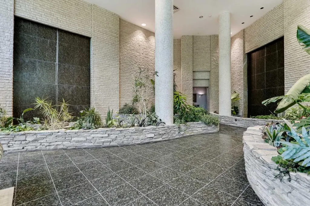 837 2 Avenue SW Calgary AB T2P 3T9
