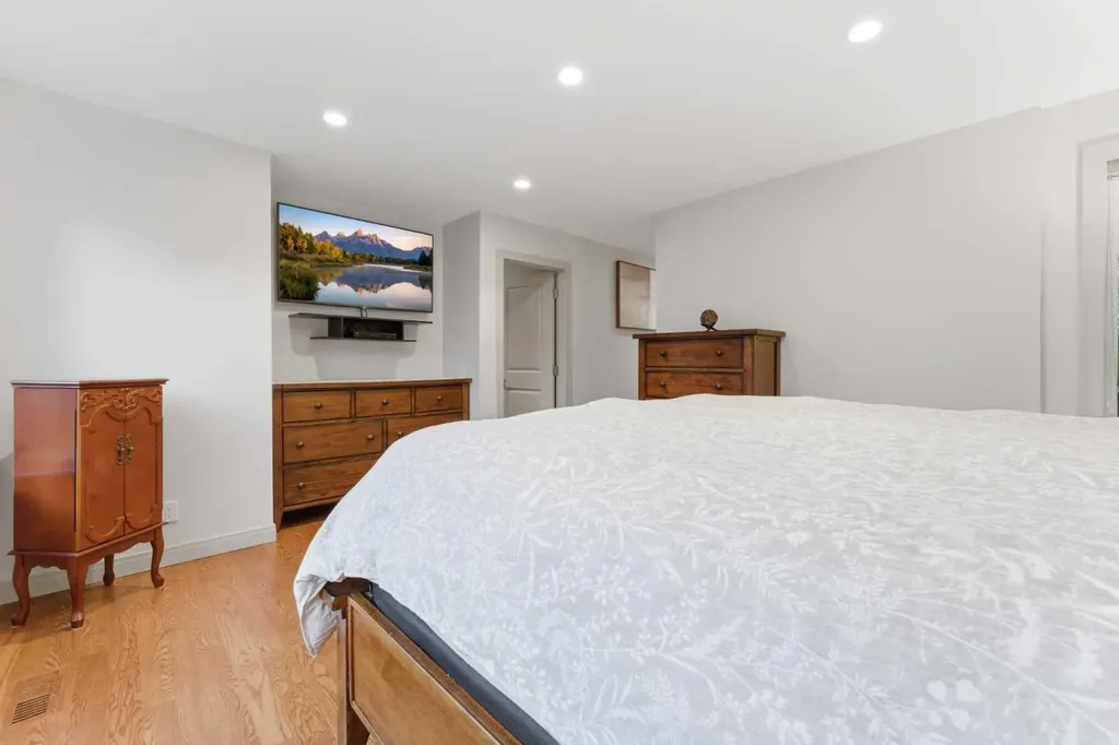 228 Cantrell Place SW Calgary AB T2W 1X3