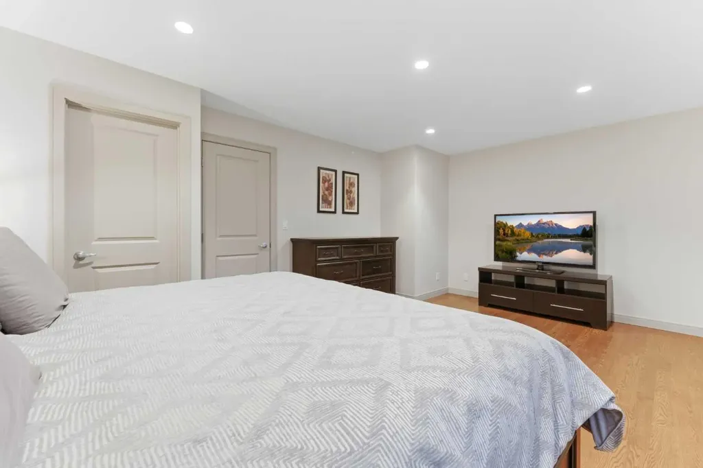 228 Cantrell Place SW Calgary AB T2W 1X3