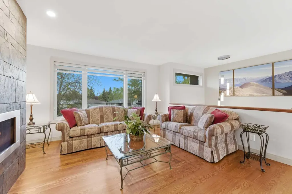 228 Cantrell Place SW Calgary AB T2W 1X3
