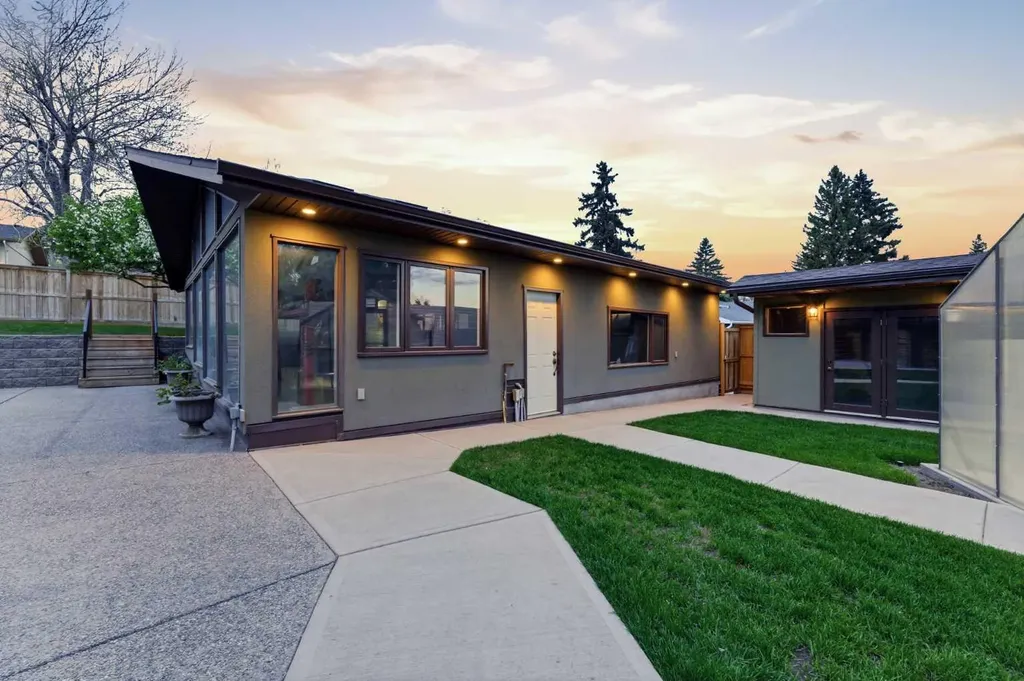 228 Cantrell Place SW Calgary AB T2W 1X3