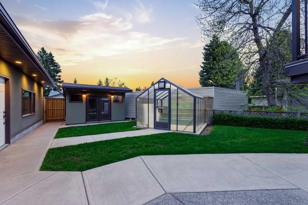 228 Cantrell Place SW Calgary AB T2W 1X3