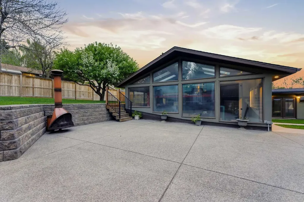 228 Cantrell Place SW Calgary AB T2W 1X3