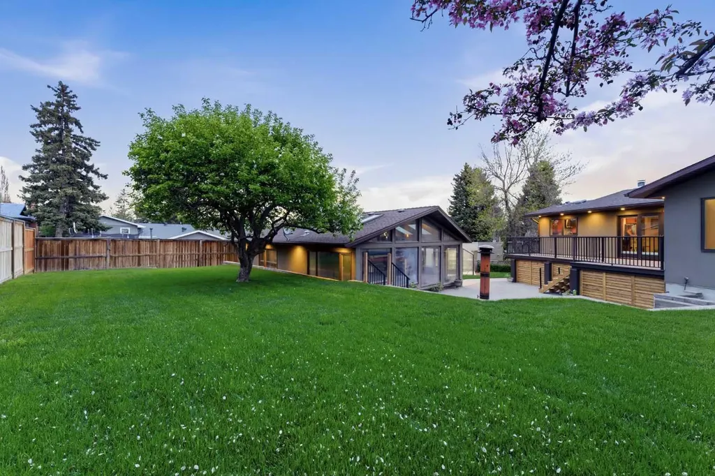 228 Cantrell Place SW Calgary AB T2W 1X3