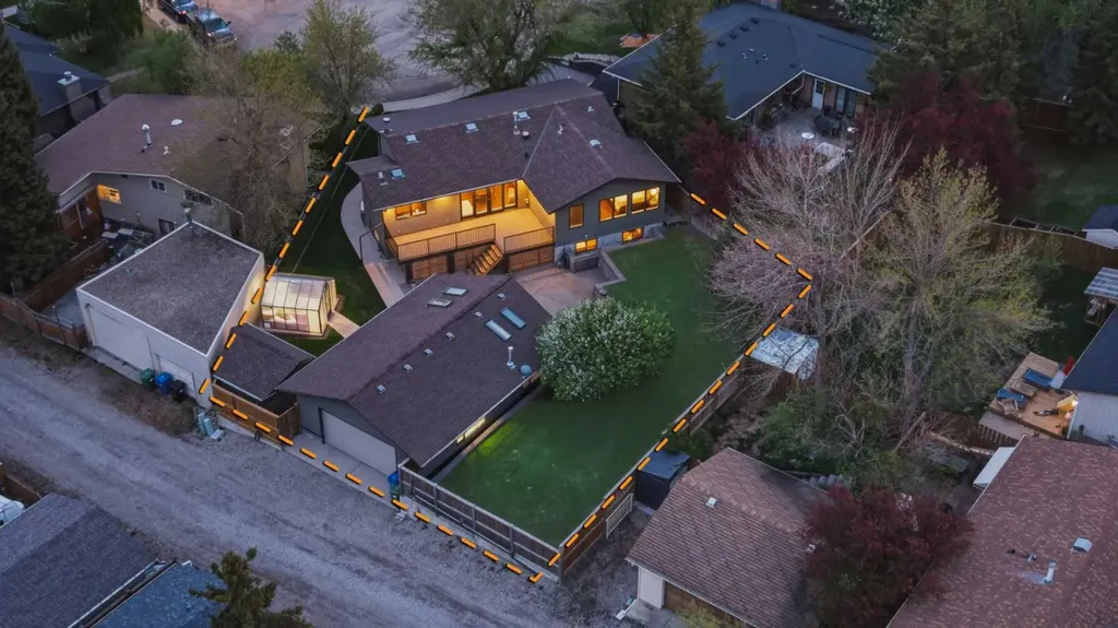 228 Cantrell Place SW Calgary AB T2W 1X3