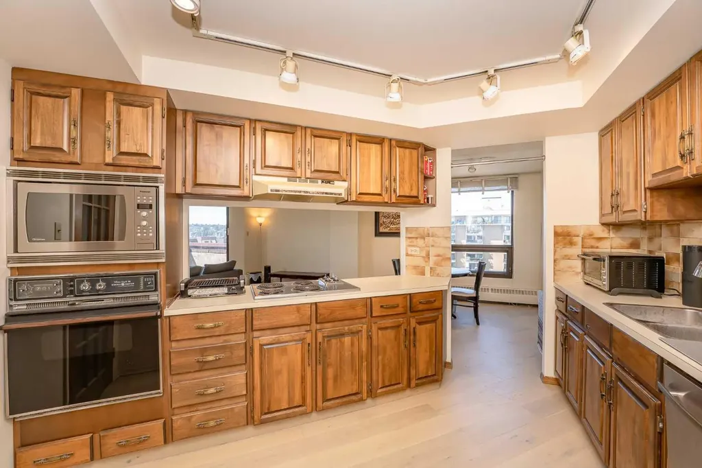 1304 15 Avenue SW Calgary AB T3C 0X7