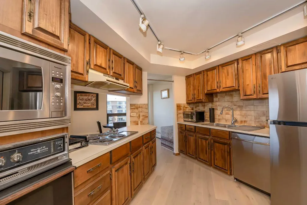 1304 15 Avenue SW Calgary AB T3C 0X7