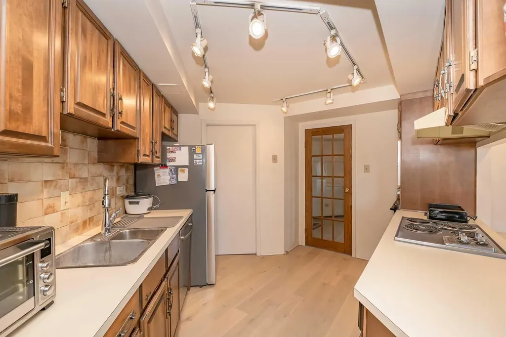 1304 15 Avenue SW Calgary AB T3C 0X7
