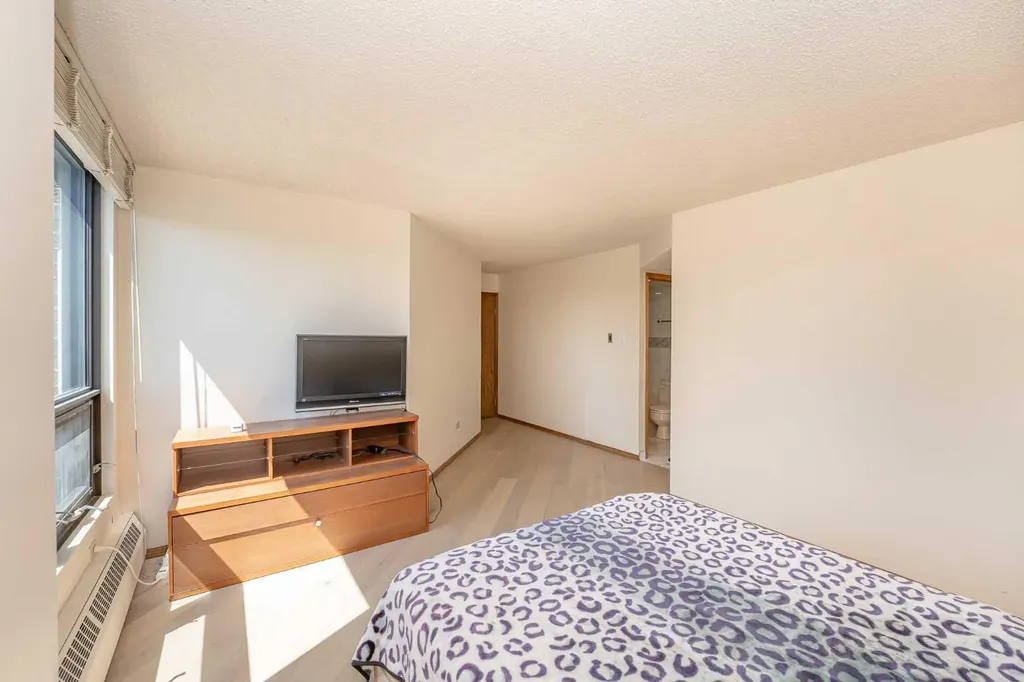 1304 15 Avenue SW Calgary AB T3C 0X7