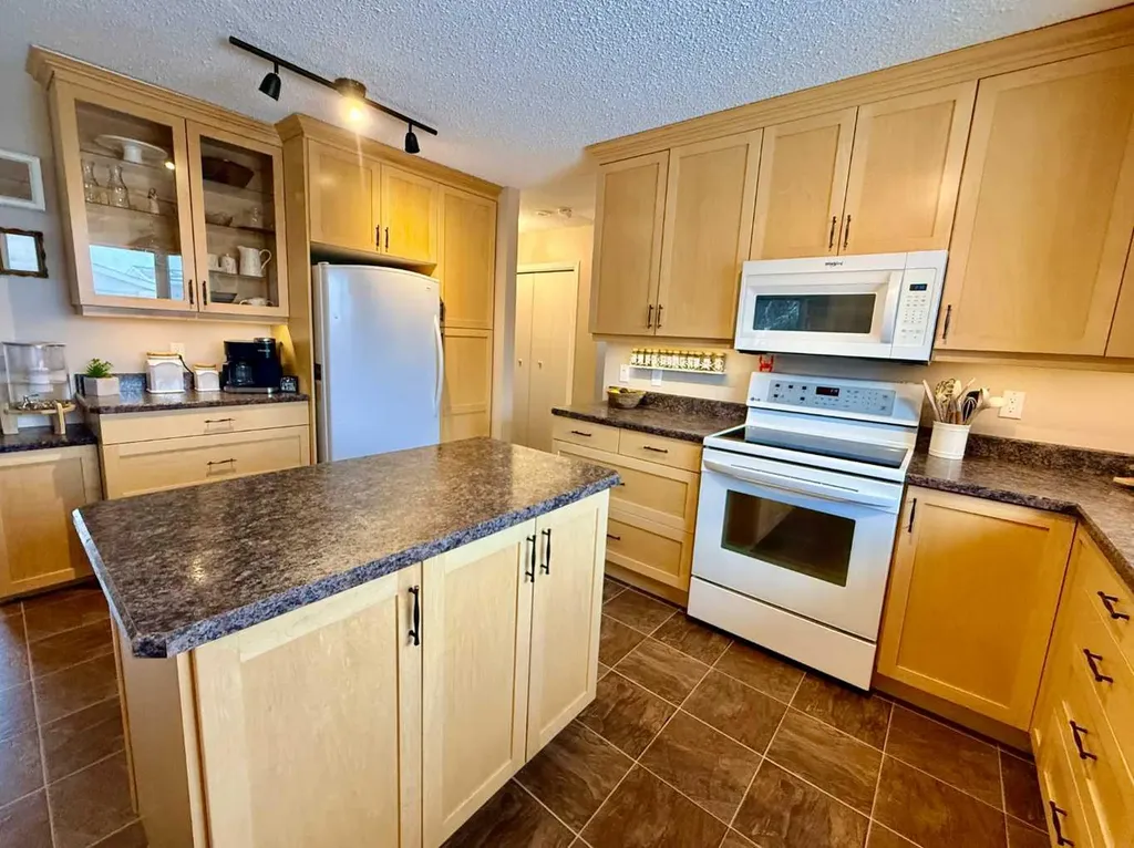1621 4 Avenue Wainwright AB T9W 1J3