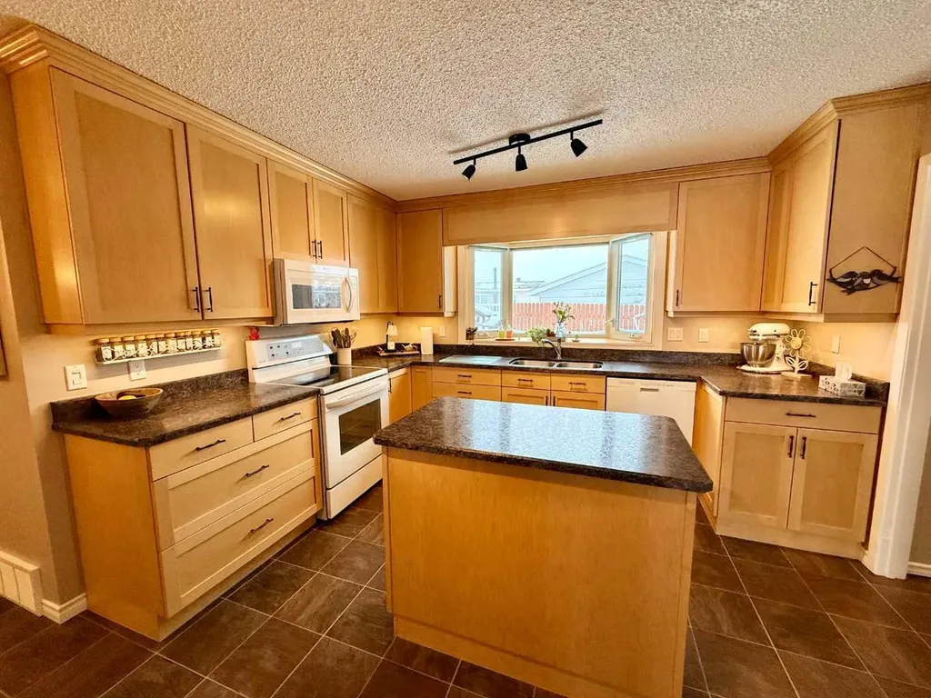 1621 4 Avenue Wainwright AB T9W 1J3
