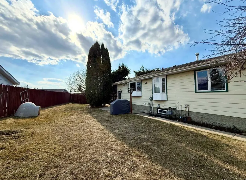1621 4 Avenue Wainwright AB T9W 1J3