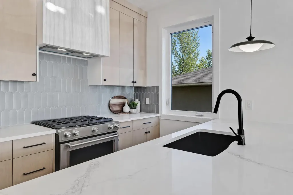 1524 29 Avenue SW Calgary AB T2T 1M3