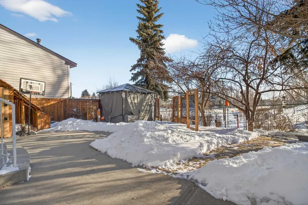 77 Summerfield Road SE Airdrie AB T4B 1X8