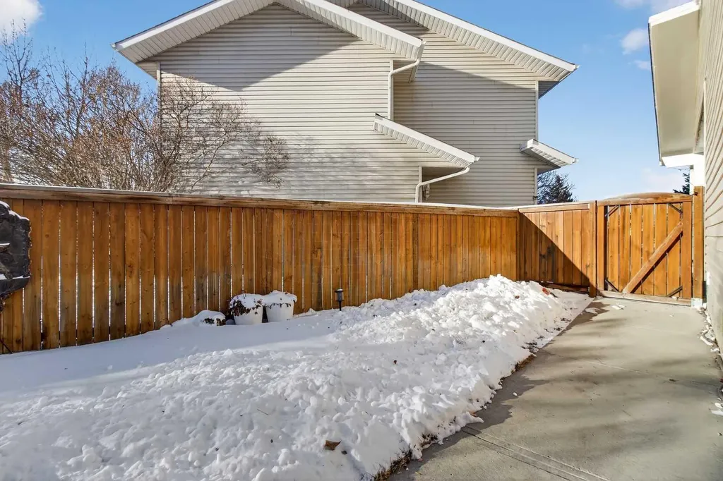 77 Summerfield Road SE Airdrie AB T4B 1X8