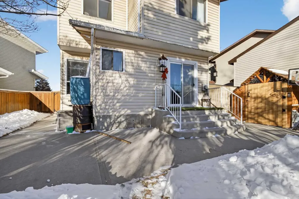 77 Summerfield Road SE Airdrie AB T4B 1X8