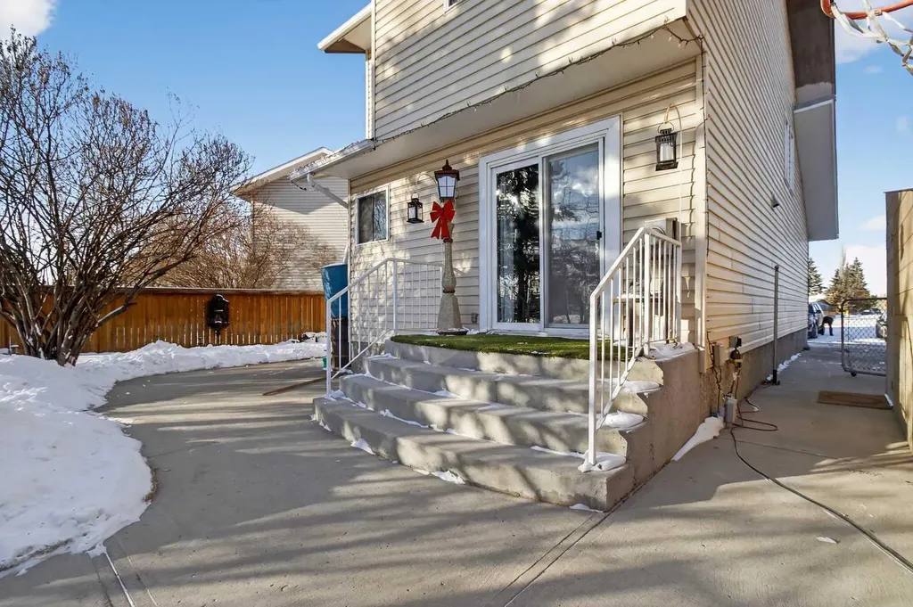77 Summerfield Road SE Airdrie AB T4B 1X8