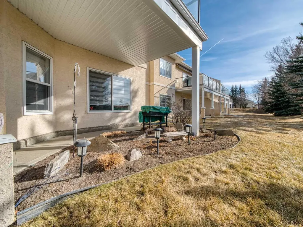 84 Sierra Morena Landing SW Calgary AB T3H4K3
