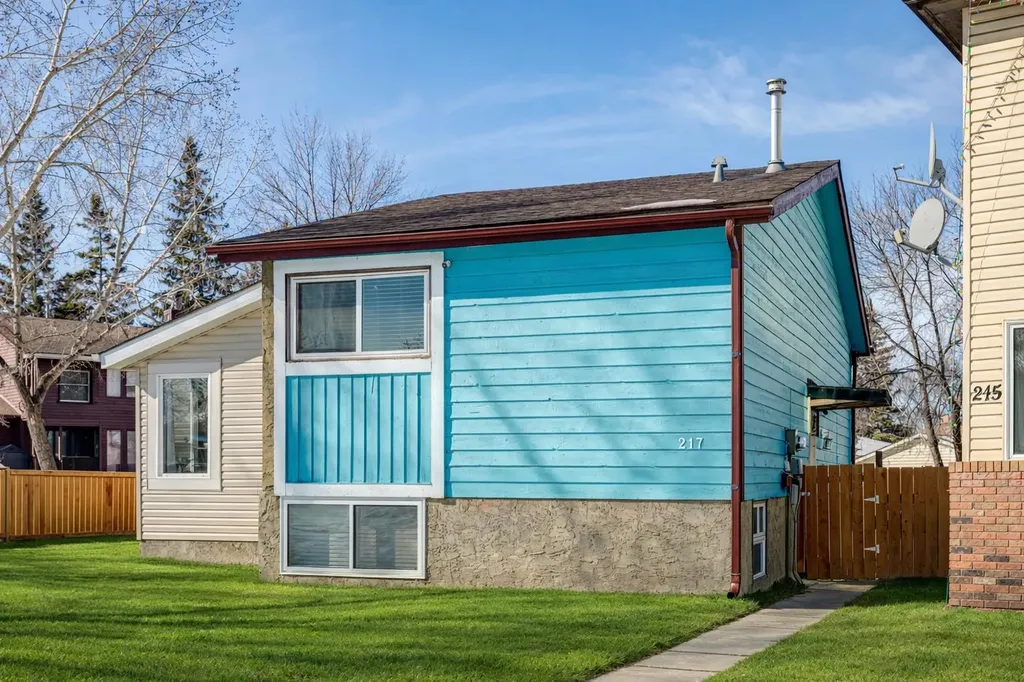 217 Aboyne Place NE Calgary AB T2A 5Z2