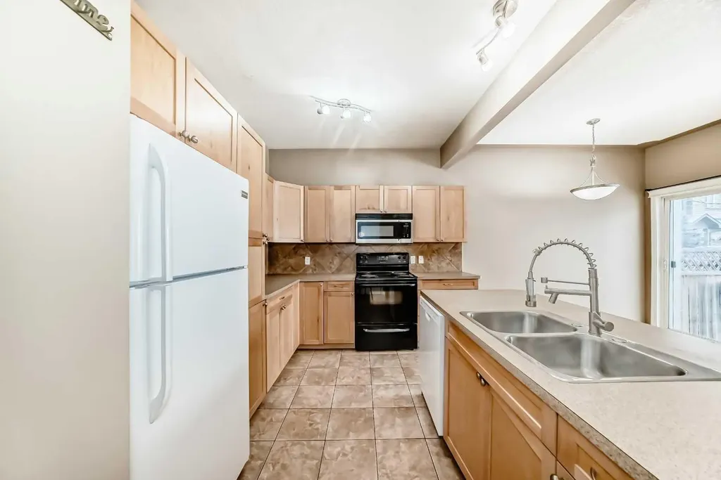 620 Luxstone Landing SW Airdrie AB T4B 0B5