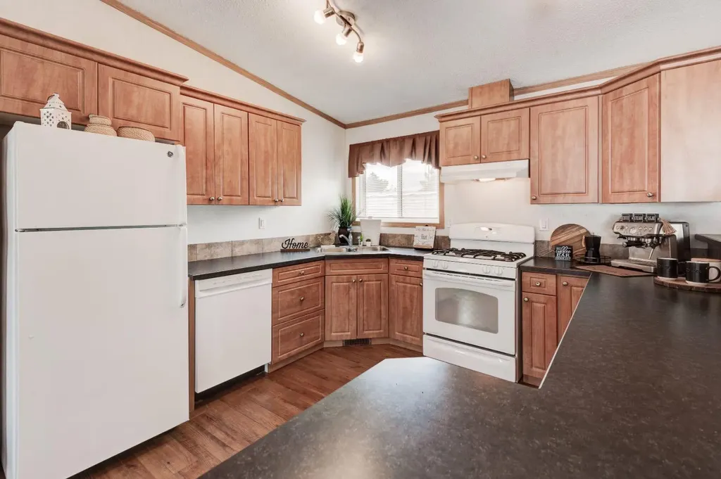 6724 17 Avenue SE Calgary AB T2A 0W5