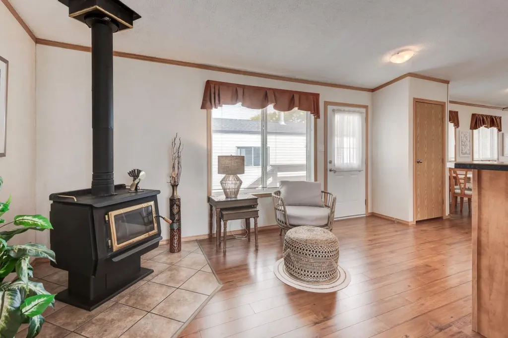 6724 17 Avenue SE Calgary AB T2A 0W5